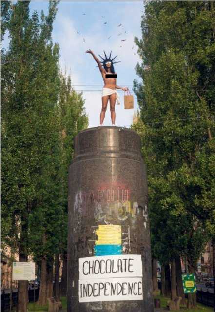 Femen поставили шоколадную свободу вместо Ленина