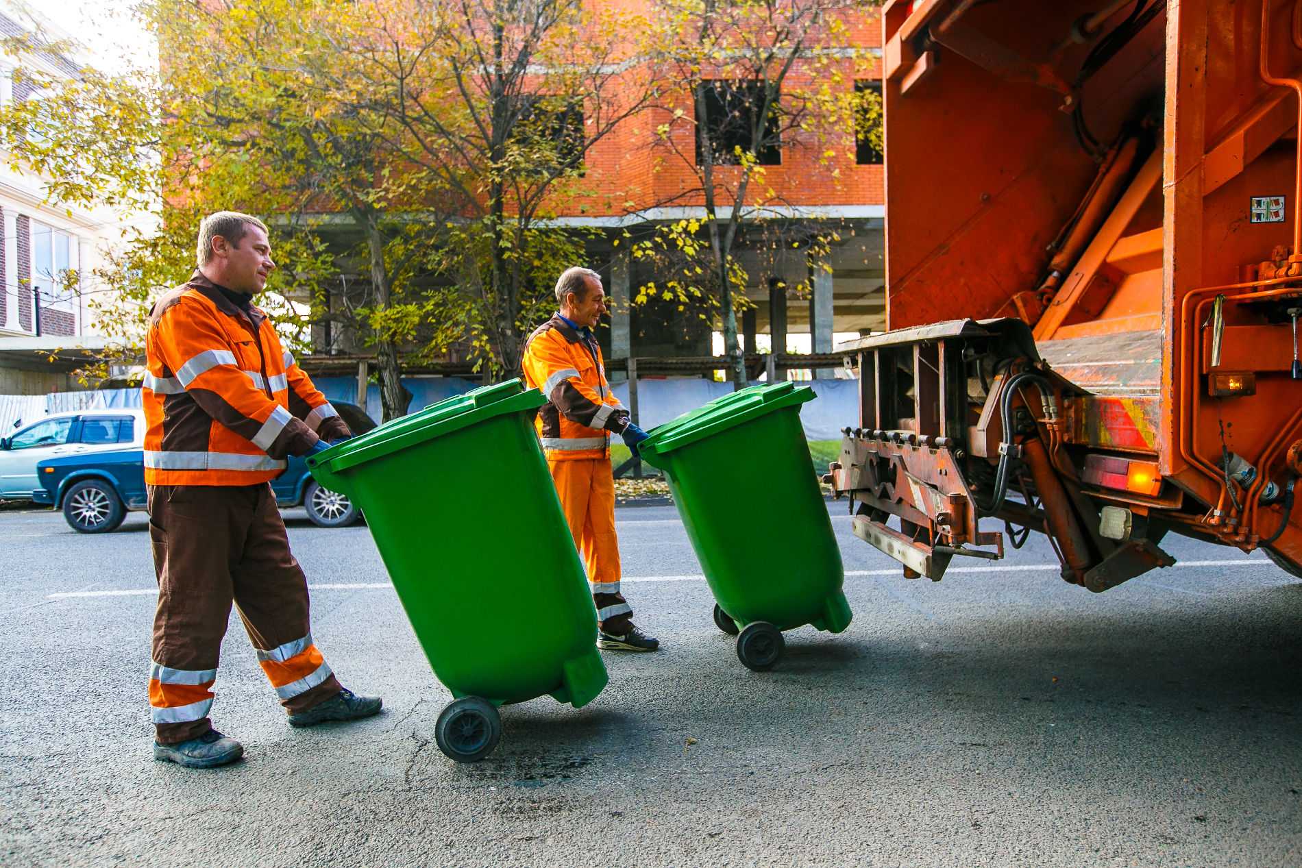 Чистый Петербург: на минувшей неделе из города вывезли более двух тонн мусора