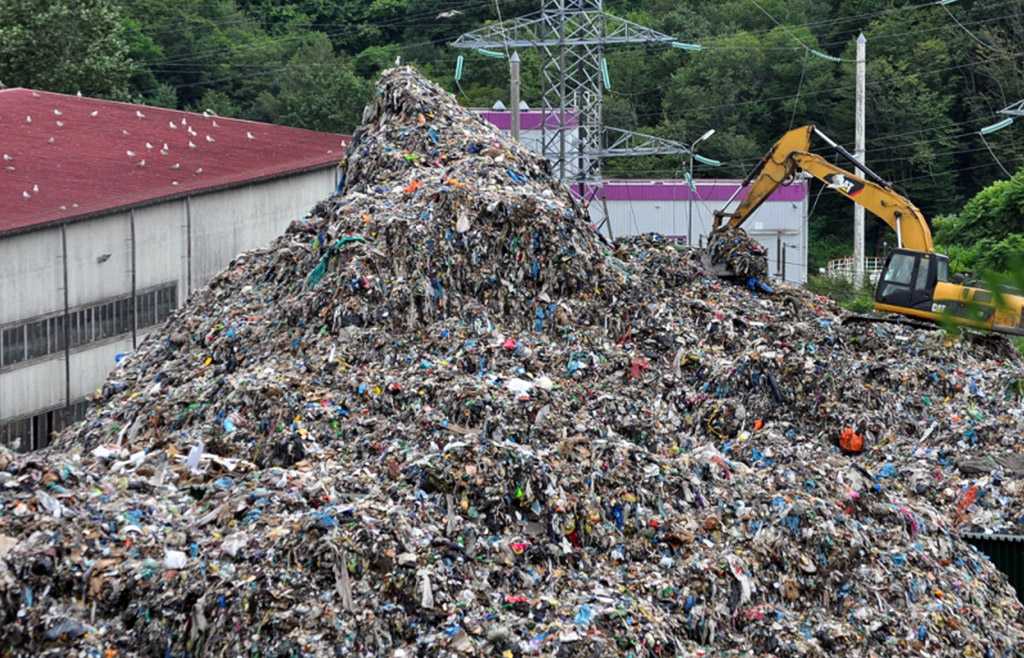 Завод по переработке мусора избавляется от отходов незаконными методами