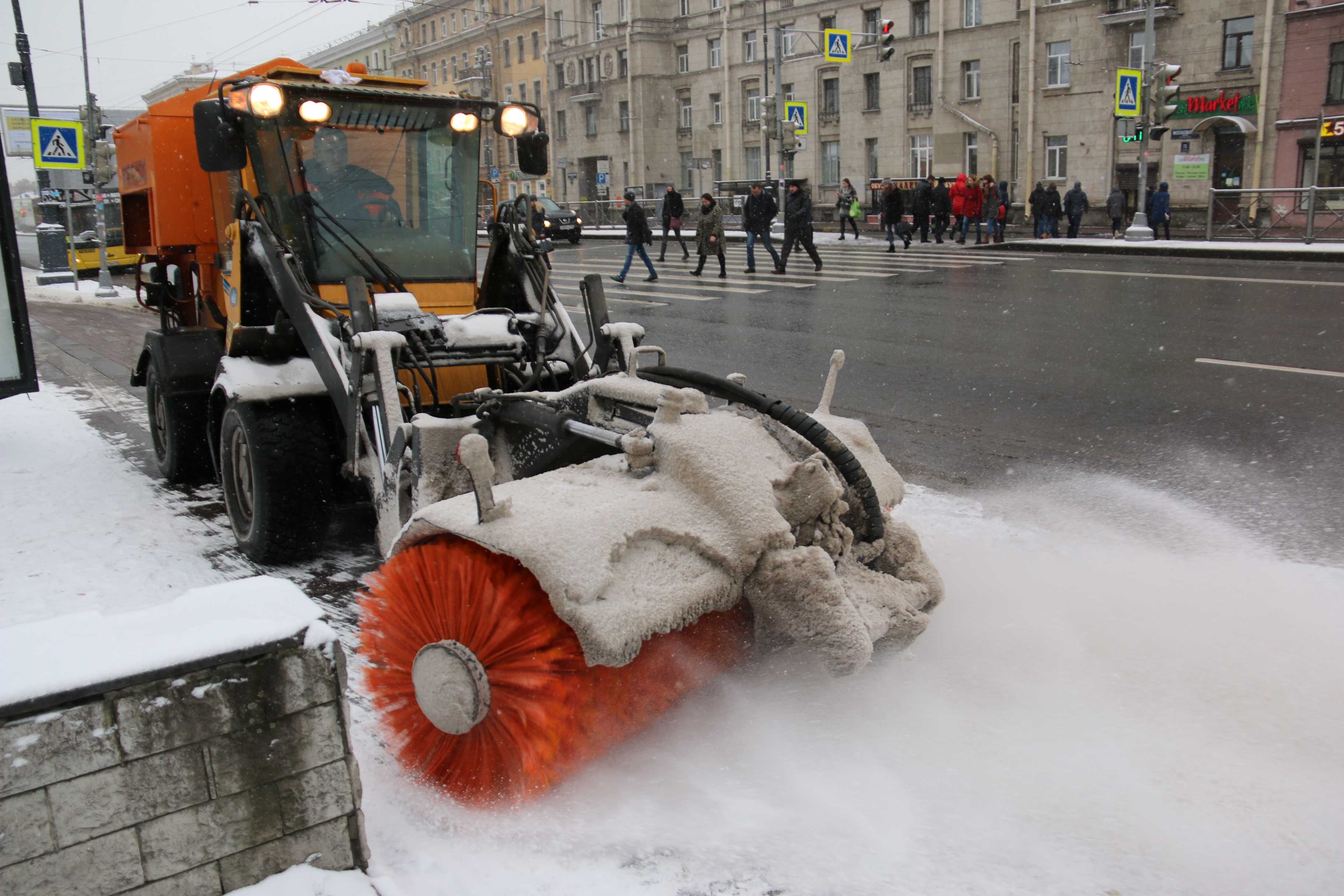 Снегоуборочная машина до обеда расчистили