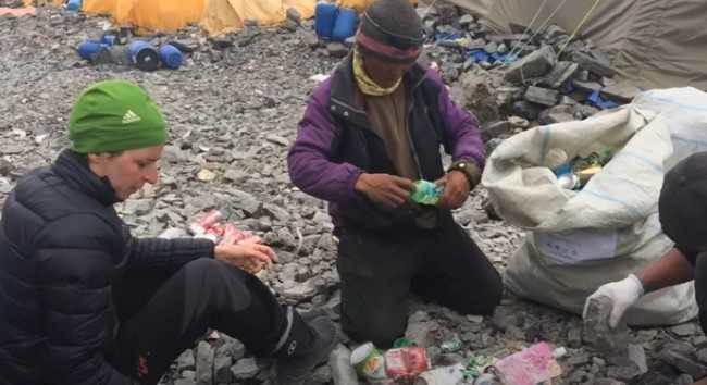 Француженка пытается спасти Эверест от кучи отходов