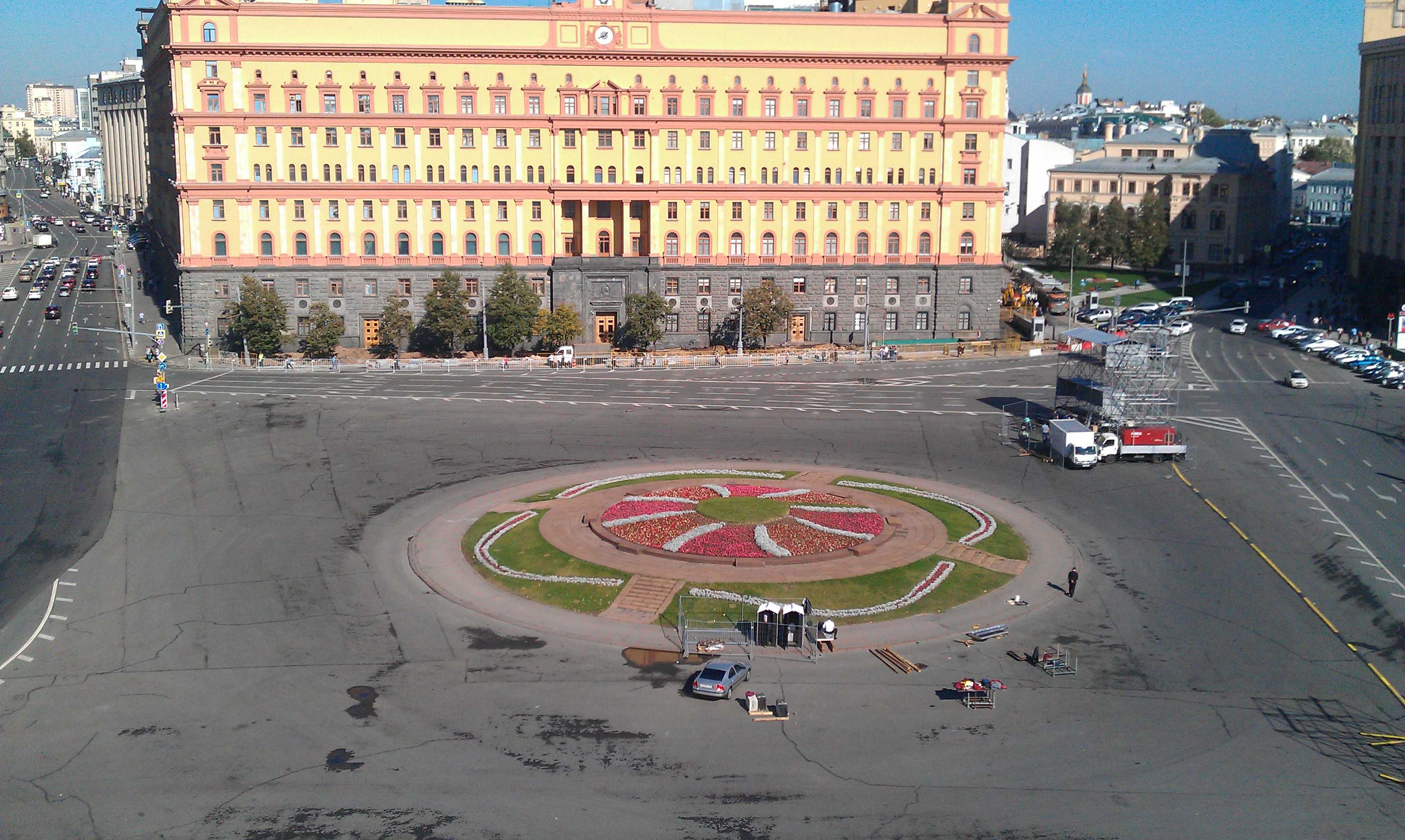 На Лубянской площади пока не будет памятника: плюрализм мнений привел к спорам и остановке проекта