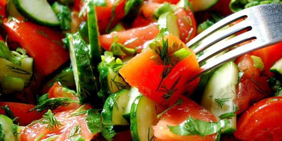 Вреден ли салат из огурцов и помидоров, рассказал диетолог