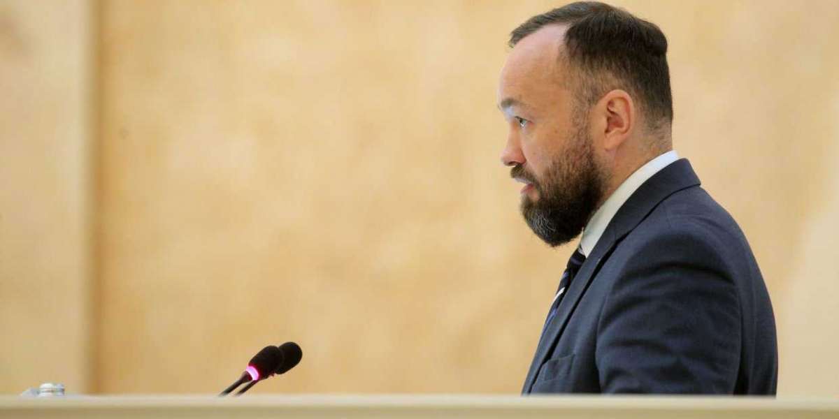 Анохин будет переизбираться в городской парламент, несмотря на давление Макарова