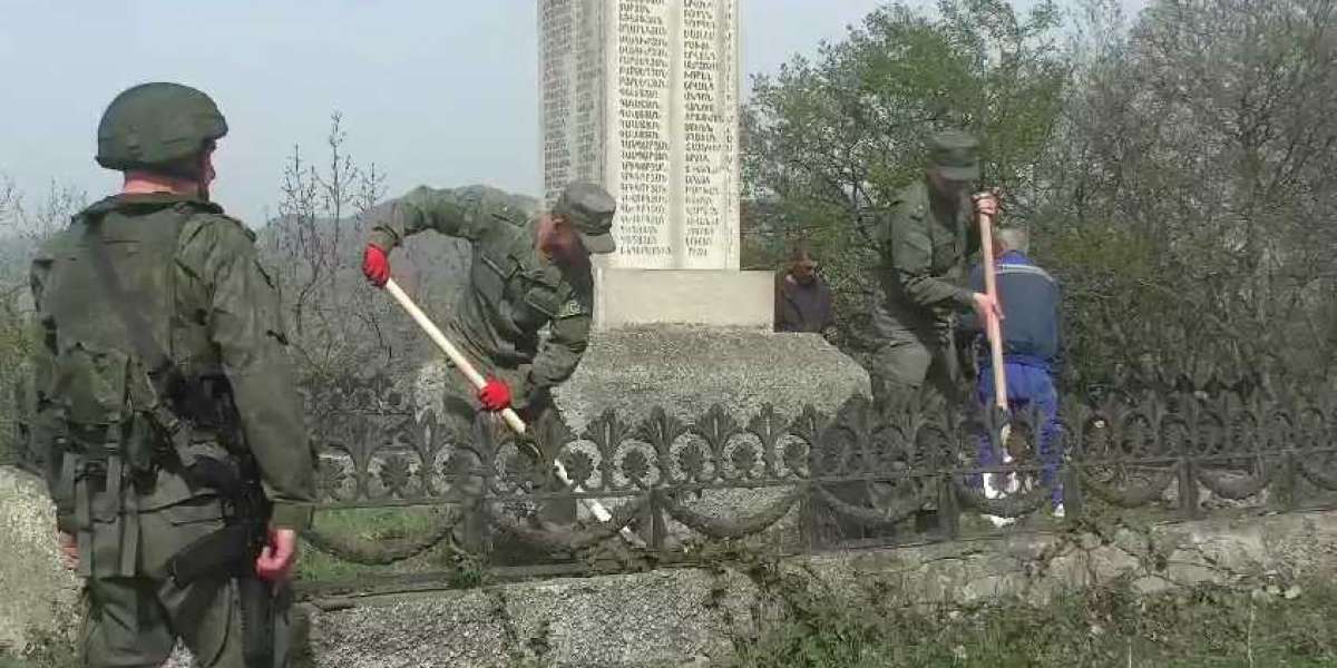 Российские миротворцы в Нагорном Карабахе приняли участие в акции по благоустройству памятников