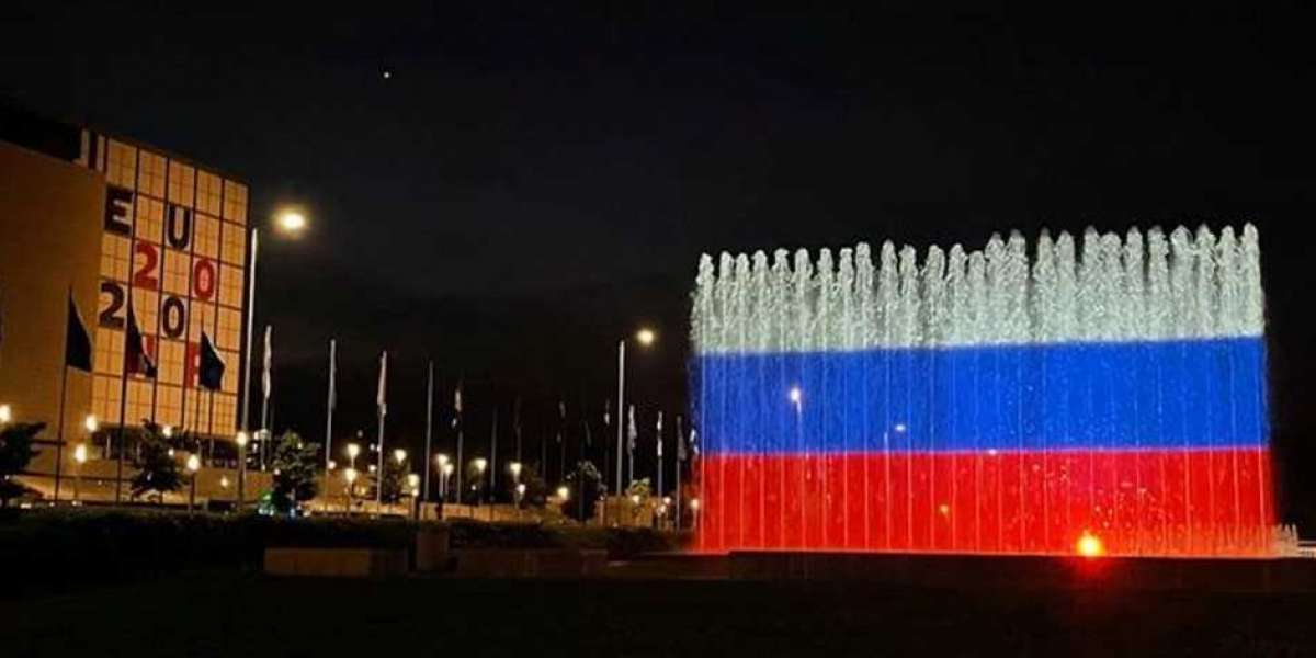 Фонтан в столице Хорватии впервые подсветили цветами российского флага