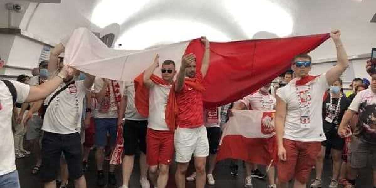 Польские фанаты устроили перформанс на станции «Невский проспект» в Петербурге