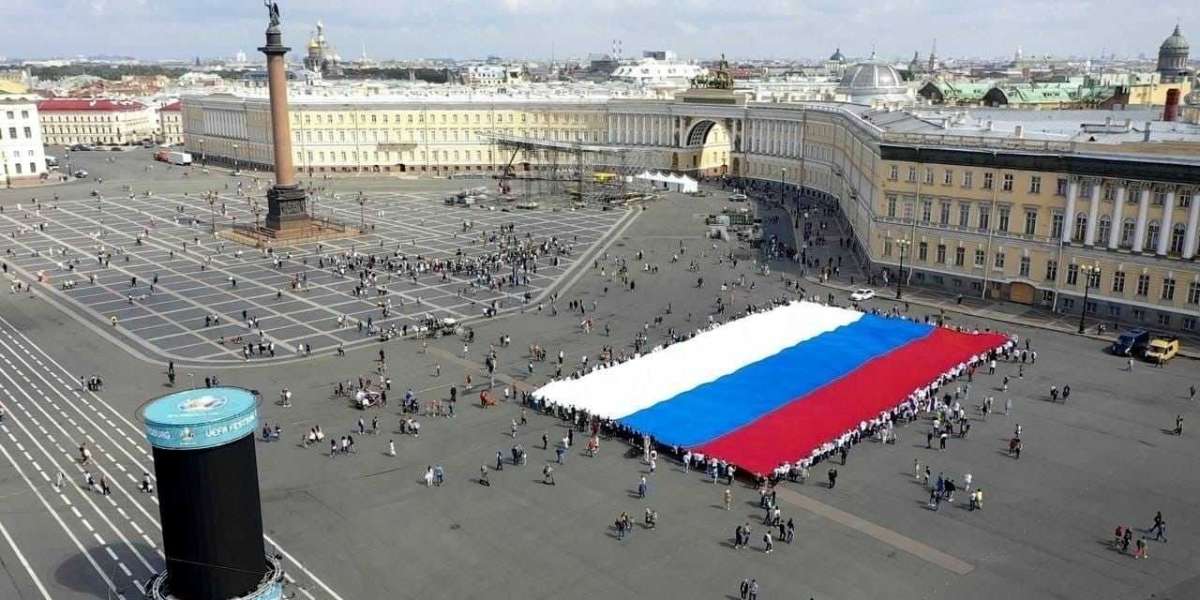На Дворцовой площади в поддержку сборной России развернули гигантский триколор