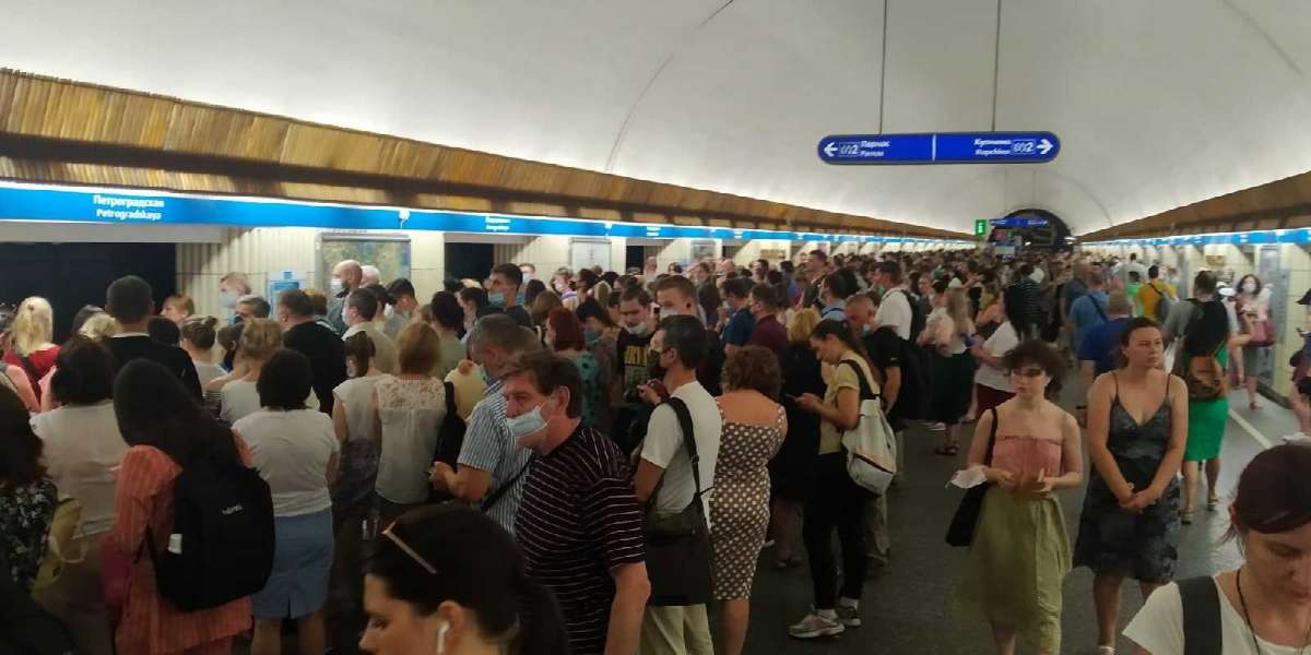 Народ сидел 2 часа в душных вагонах метро из-за амбиций Соколова