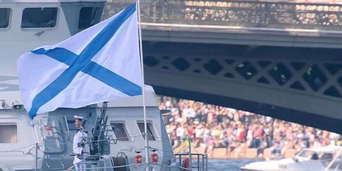Иностранные корабли прибыли в Петербург ко Дню ВМФ