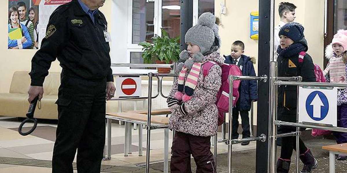 Более 90 процентов школ и детсадов Петербурга находятся под охраной