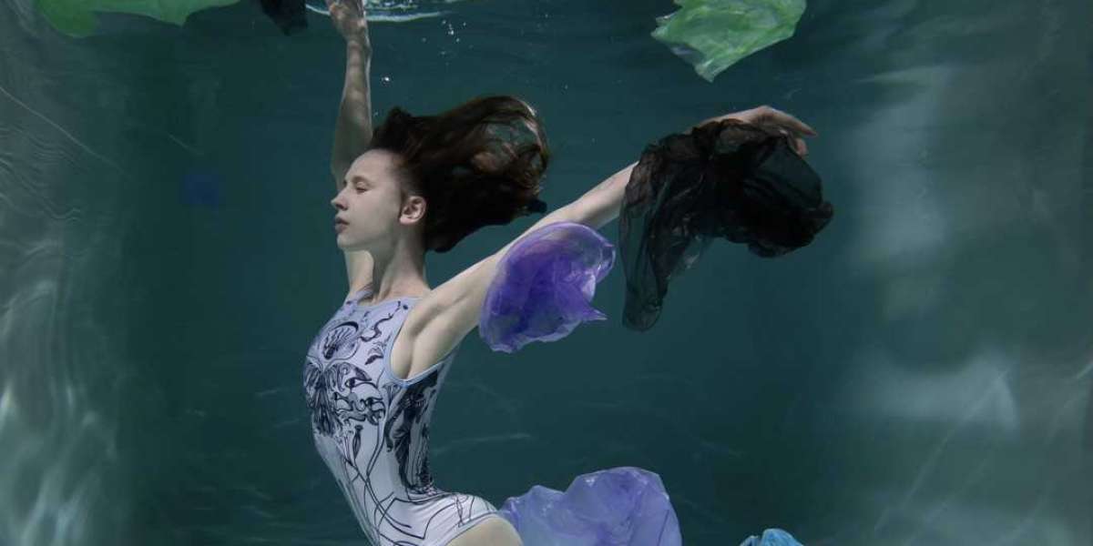 Петербургские артисты балета снялись на фоне мусора в образах морских созданий