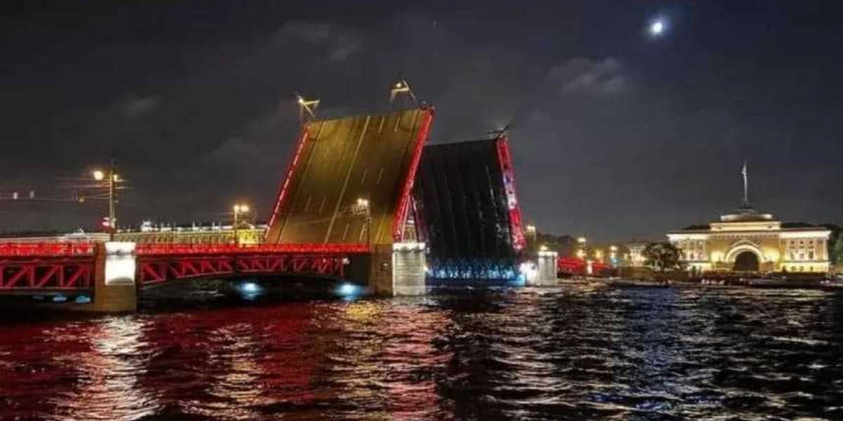 Сегодня вечером Дворцовый мост засияет красным в поддержку Всемирного дня борьбы с инсультом