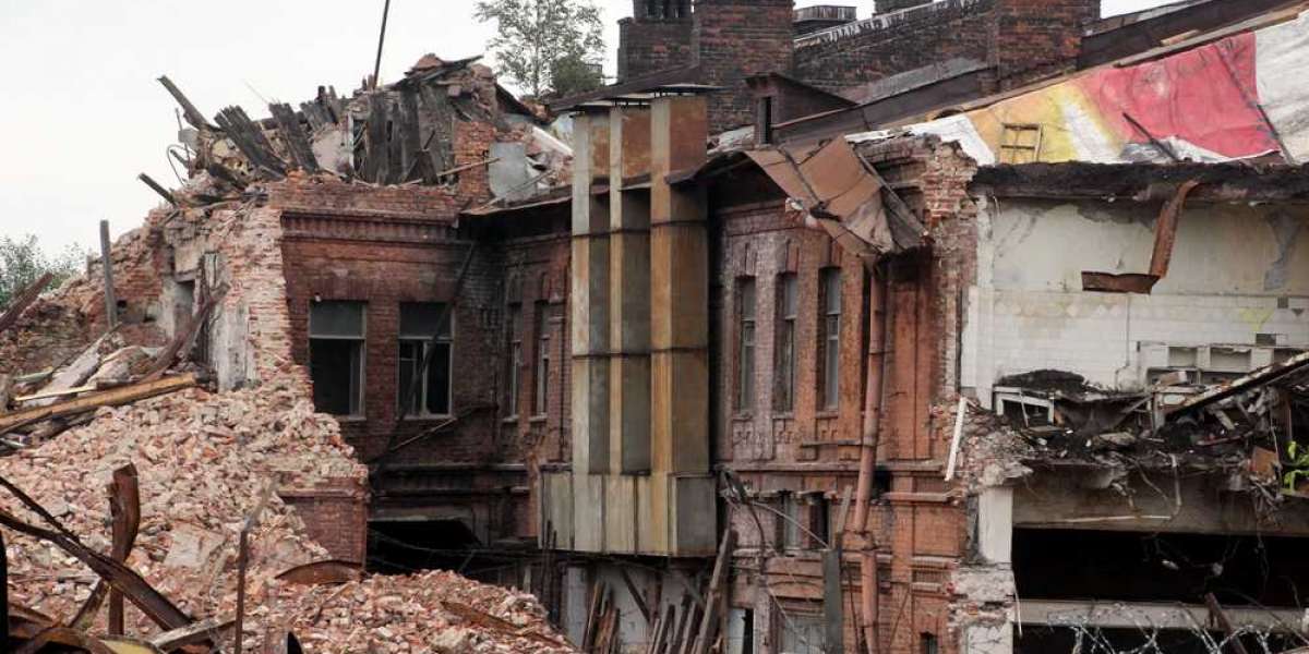 Шугалей не перестает офигевать от питерский властей, забивших на восстановление разрушающихся зданий