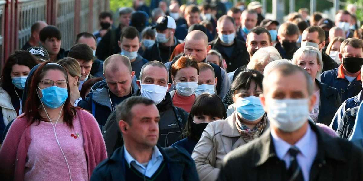 Петербуржцев собрались штрафовать за спущенные в транспорте маски