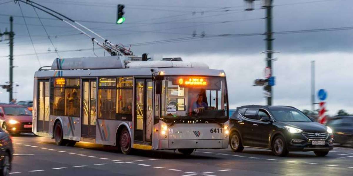 Автобусы и троллейбусы Петербурга проследят за нарушителями, выезжающими на выделенную полосу