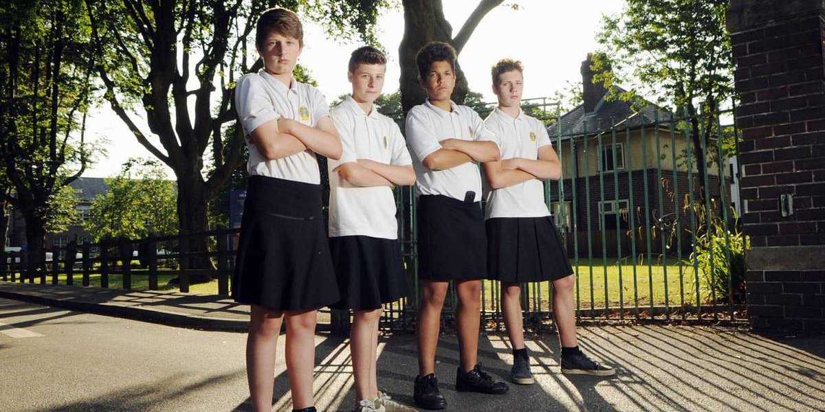 Равенство для всех: в европейской школе мальчиков заставили надеть юбки