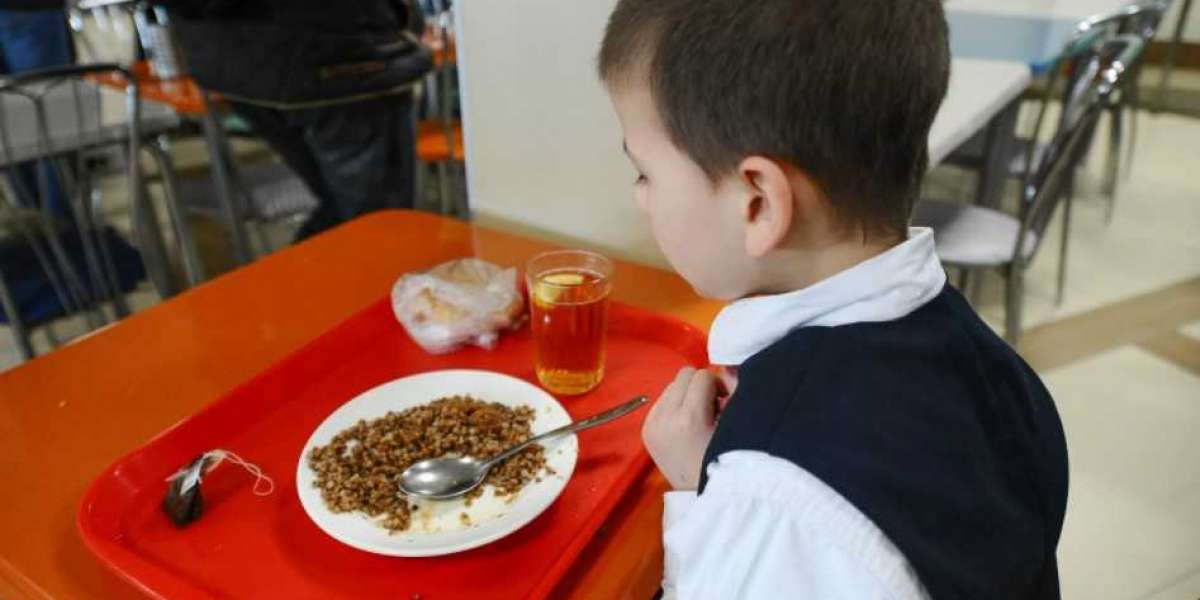 В столовой едой и не пахнет: чем «Артис» кормит детей из 291 школы