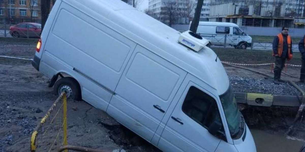 Берегите свои колеса: ямы Красносельского района «хоронят» автомобили