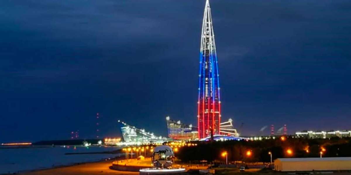 «Лахта Центр» засиял цветами российского триколора в честь Дня народного единства