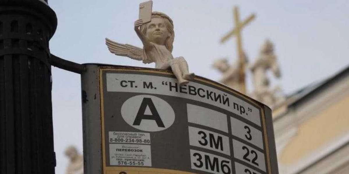 В Петербурге напротив храма установили фигуру ангела, который снимает селфи