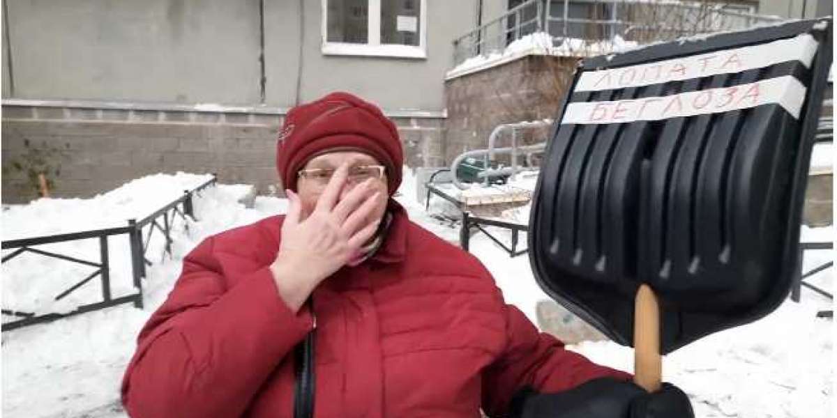 Инвалиды-колясочники чистят снег во дворах, пока Беглов трендит про подготовку к зиме