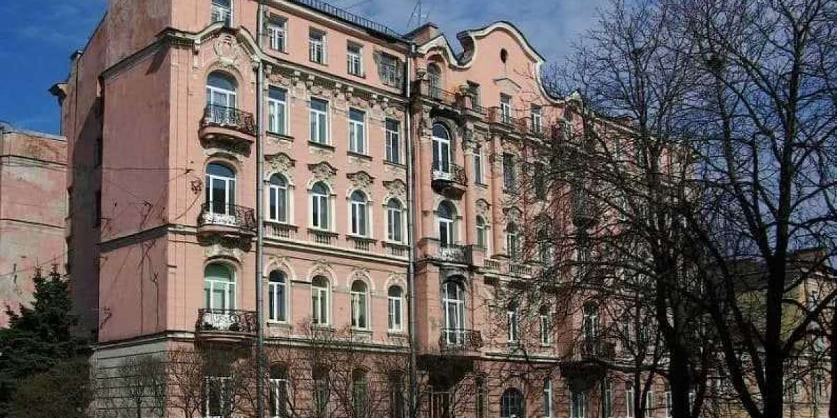 Дом-памятник архитектуры в центре Петербурга тонет в фекалиях