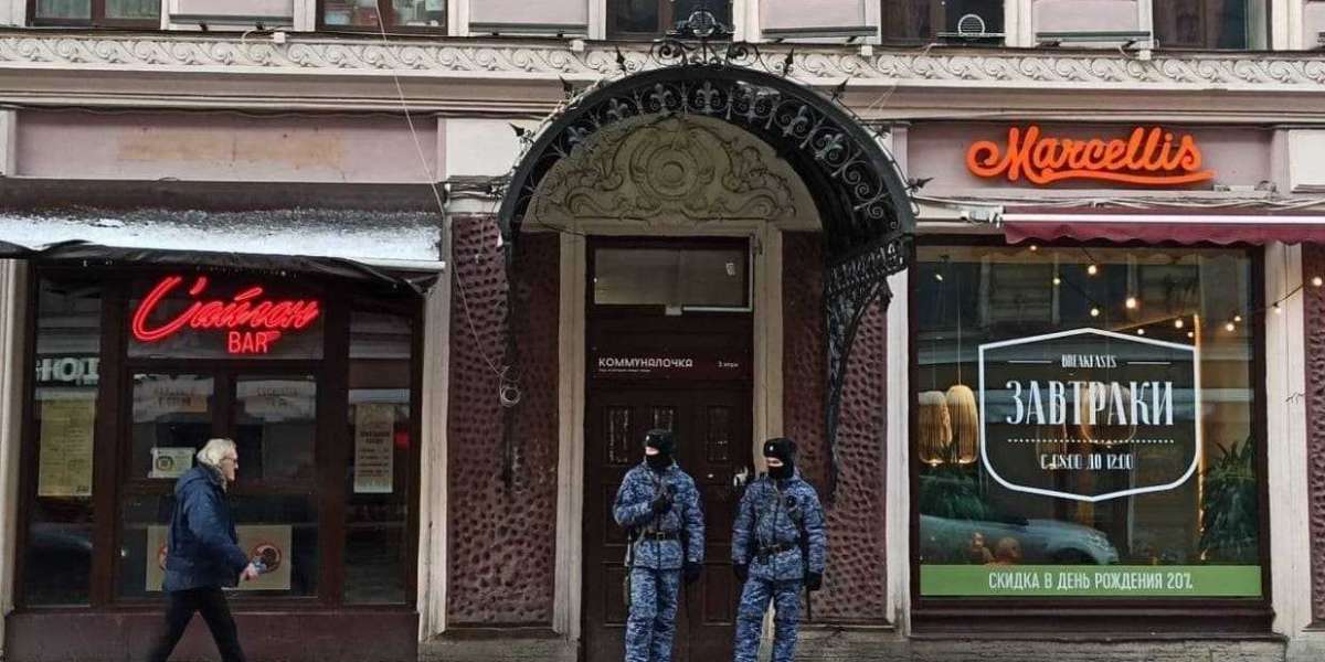 Правоохранители продолжают дежурить у опечатанных баров на Рубинштейна