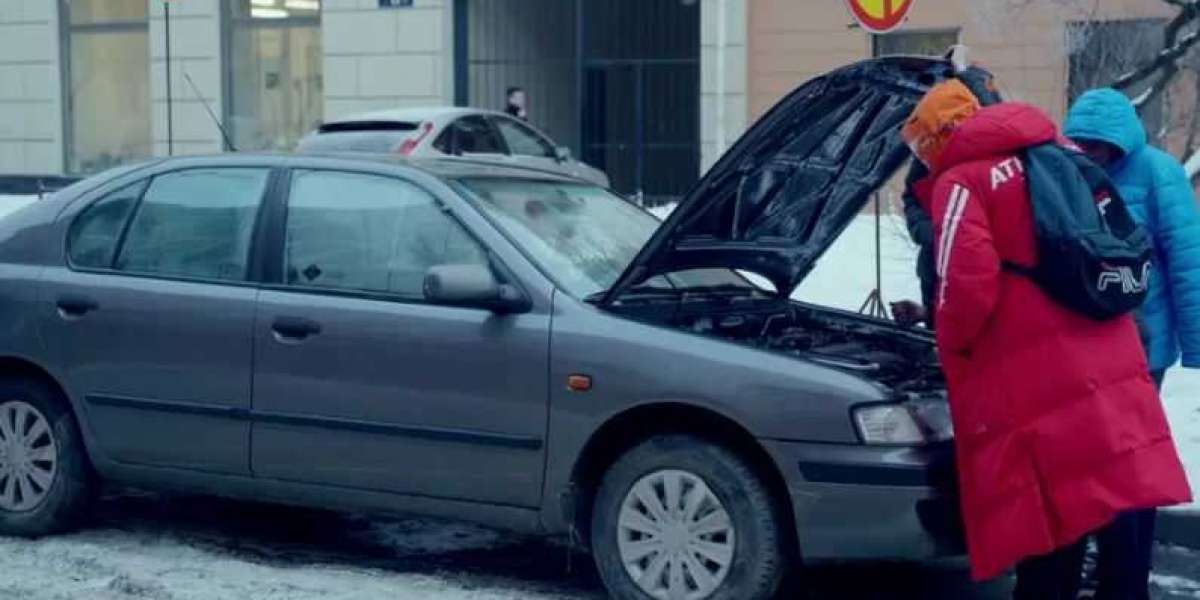 Припаркованные машины пострадали от разлива кипятка в центре Петербурга