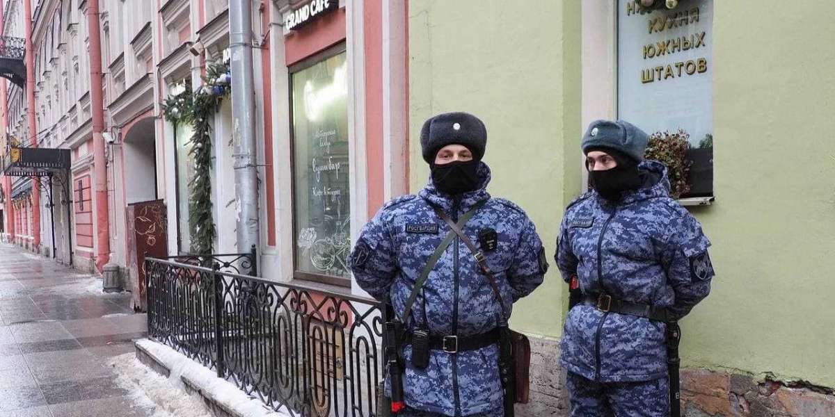 «Солдат стоит, выручка не идет». Полиция дежурит у закрытых баров в центре Петербурга