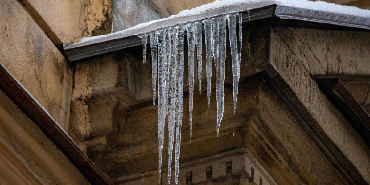В Петербурге на головы прохожим падают куски льда. Где коммунальщики?
