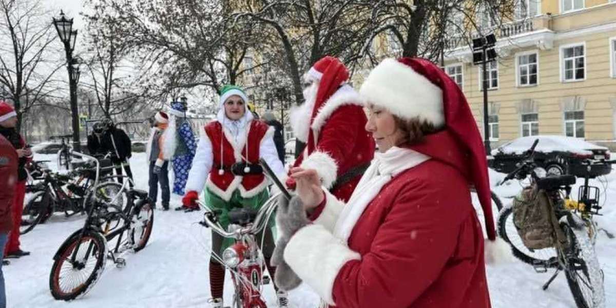 Колонна Дедов Морозов и Снегурочек на велосипедах пронеслась по Петербургу