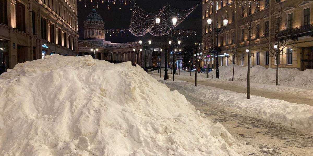 У Смольного менее 10 часов для уборки снежных завалов с улиц Петербурга