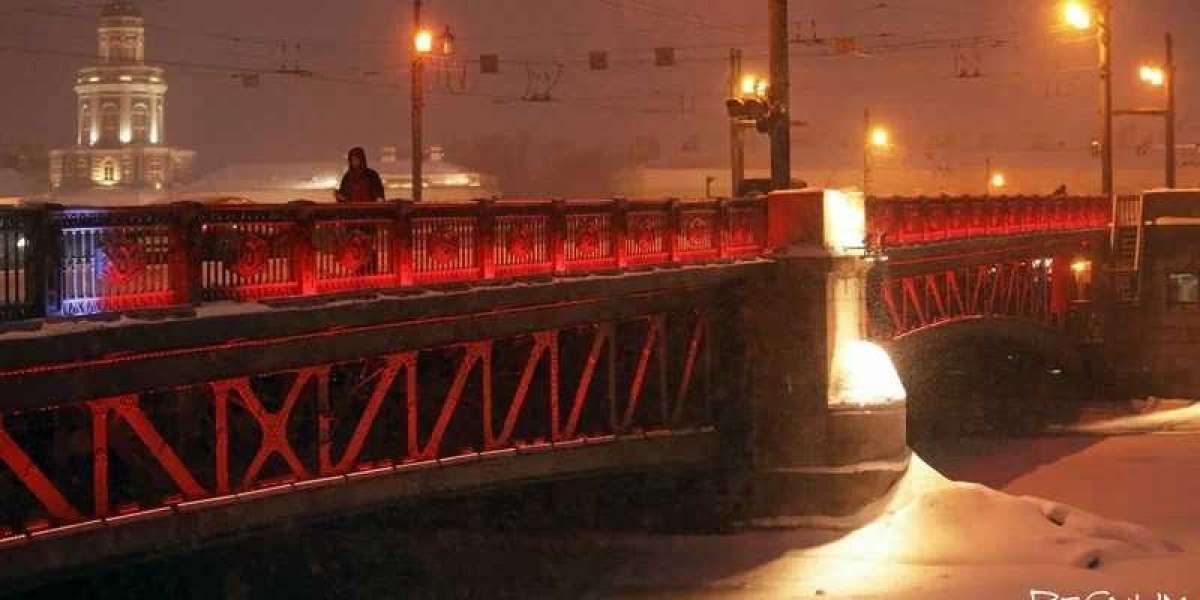 Дворцовый мост в Петербурге украсит красная подсветка
