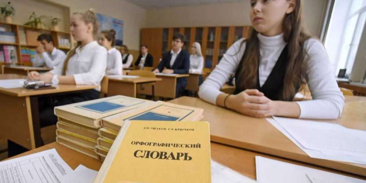 Школьникам Петербурга разрешили писать итоговое сочинение в очном формат
