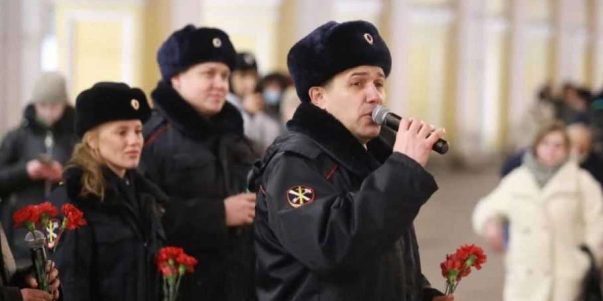 Полиция дает уличный концерт в Петербурге в поддержку спецоперации на Украине
