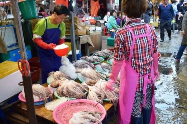Южная Корея отказывается от морепродуктов из-за радиоактивной воды из Японии