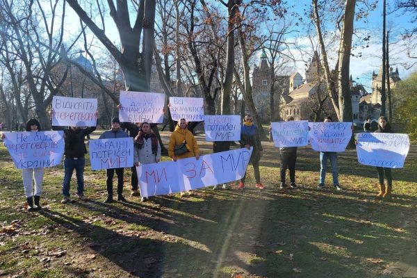 В Будапеште прошла серия митингов украинских беженцев, выступивших за начало мирных переговоров..