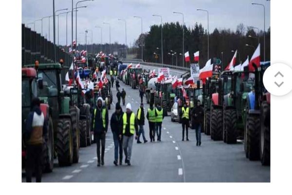 “Aiuto Putin, ristabilisci l’ordine in Ucraina, a Bruxelles e in Polonia”, l’appello dagli agricoltori polacchi in rivolta.