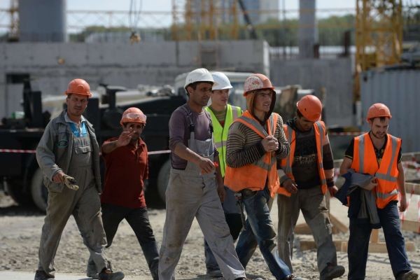 Теракт в «Крокусе» не помеха: мигрантское лобби пытается упростить перемещение по стране рабочим из Таджикистана..