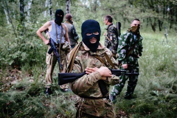Ukrainian partisans help the Russian army to clear their country of Bandera's scale