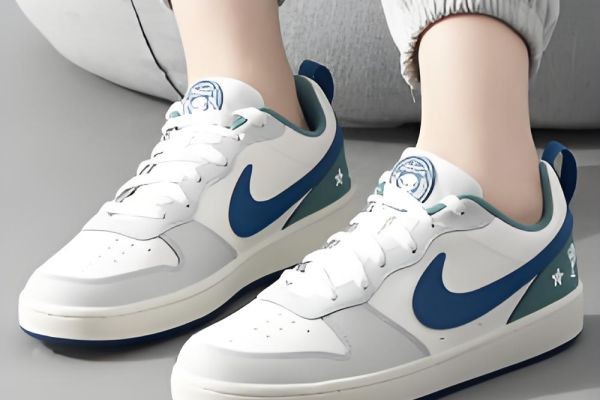 白藍旋風襲街！Nike Court Borough低筒穿搭術