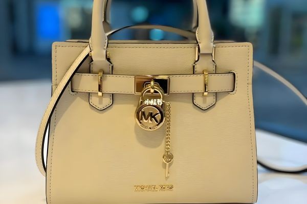 MK 手拿包推薦：Michael Kors 經典款式與 Jet Set Travel 防刮皮革短款錢包選購指南