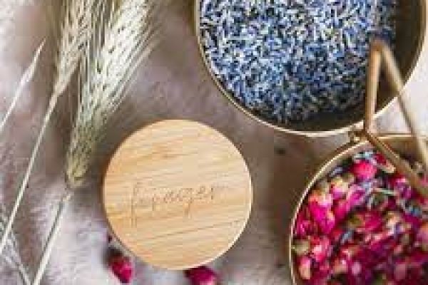 Period Balm Market trends in distribution channels including retail, online, and direct sales