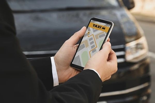 How Online Taxi Software Is Powering the Future of Mobility in the United States