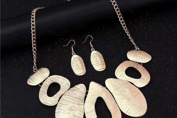 Stylish Neck Accessories to Elevate Women’s Fashion