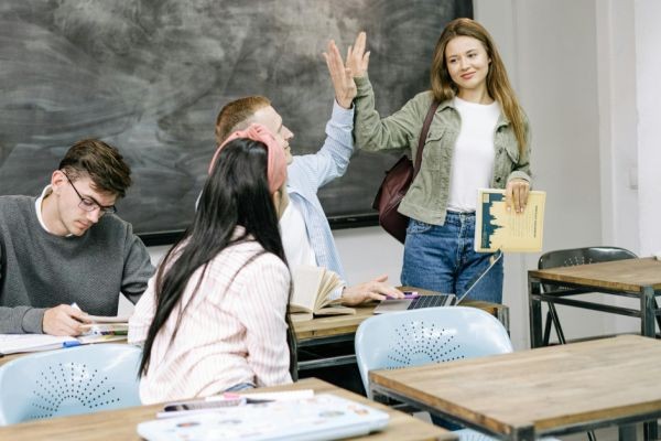 Is joining a UI/UX design class in Pune a good option for beginners who want to start a career in design?