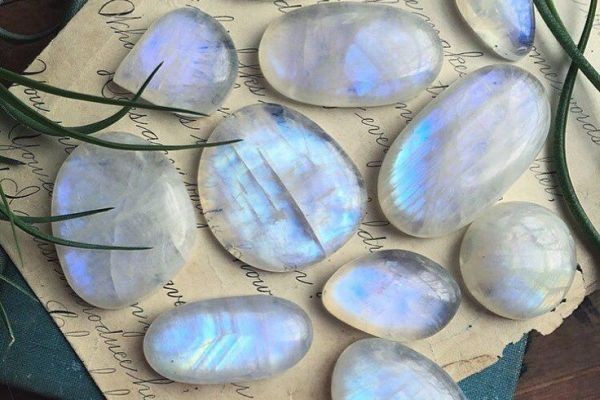 Moonstone Gemstone Guide: Meaning, Uses and Buying Tips Today
