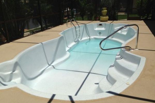 Best Fiberglass Pool Repairs Chicago Services for Homeowners