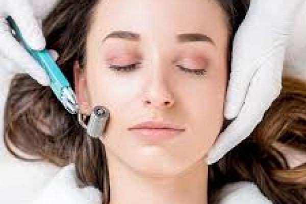 Professional Micro-Needling Services with Derma Roller in Dubai for Skin Rejuvenation and Glow